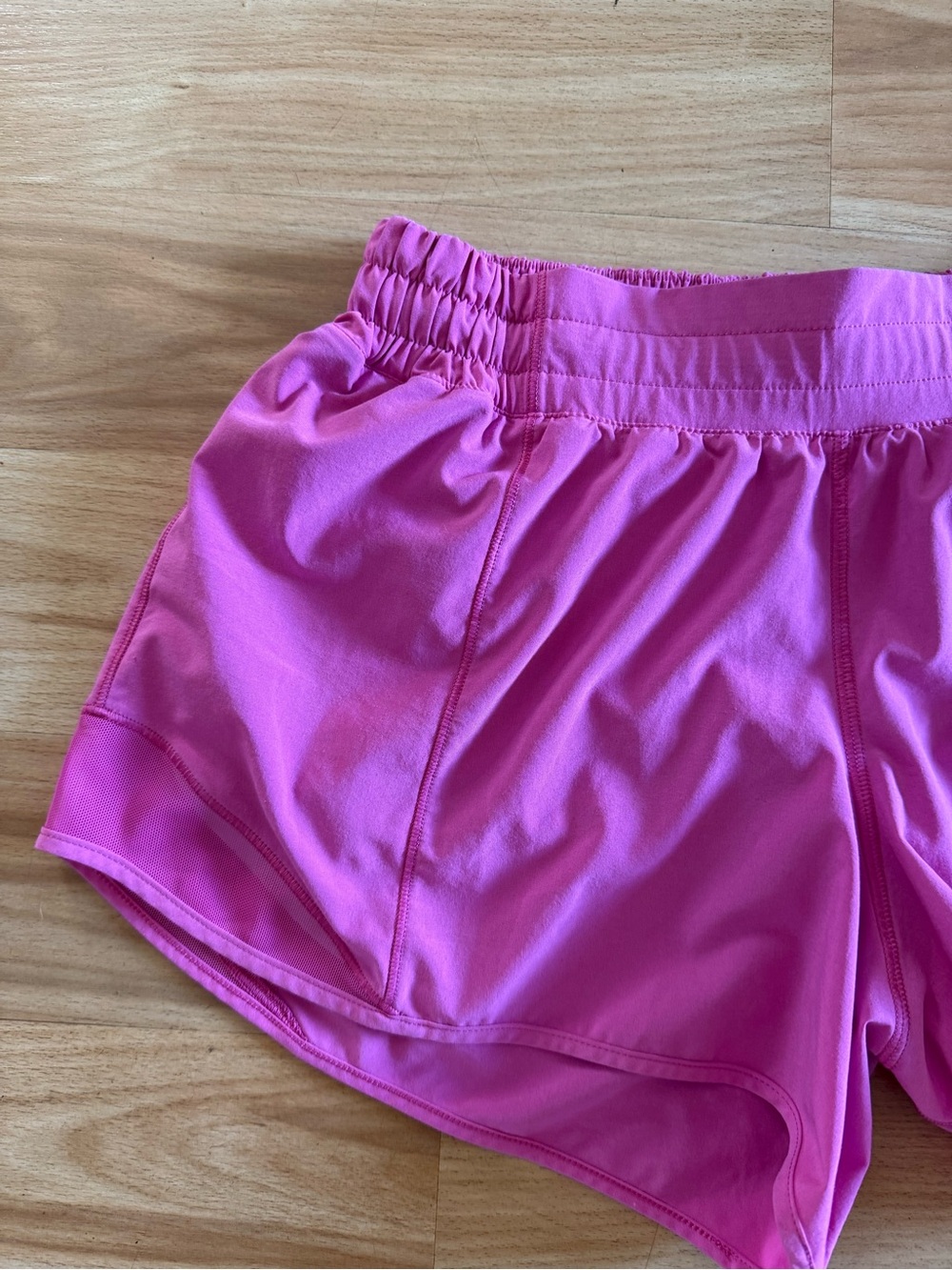 Ladies Lululemon Hotty Hot Low Rise Shorts - 4” Inseam - Sonic Pink - Sz 6 - Picture 4 of 14